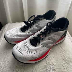 BRAND NEW - NEW BALANCE 880s SNEAKERS